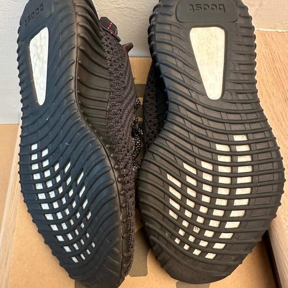 Adidas Yeezy Boost 350 V2 - Picture 3 of 8
